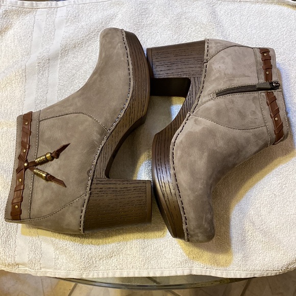 Womens Dansko taupe suede leather zip ankle boots size 9. (40).    NWOB - Picture 6 of 7